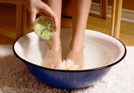banho para o tratamento de fungo nas unhas dos pés