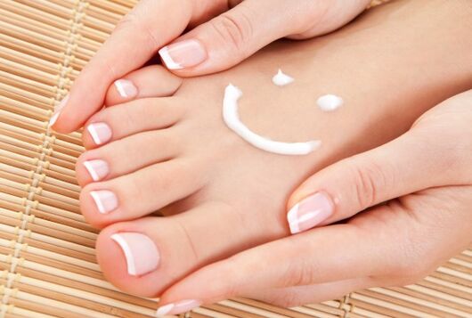 Unhas dos pés saudáveis ​​após aplicação de um verniz eficaz contra infecções fúngicas